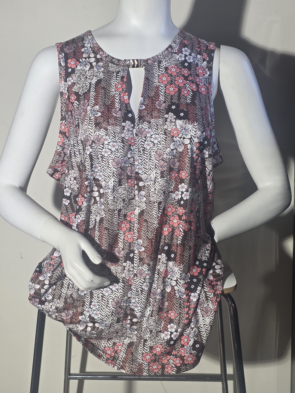 Sleeveless Floral Keyhole Camisole in Pink & Brown (Size L)